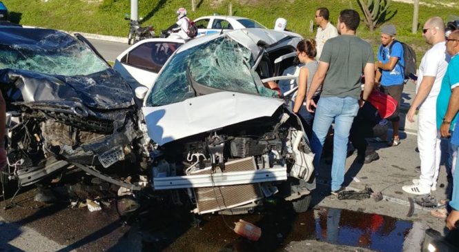 Mulher é socorrida em estado grave após carros baterem de frente na Via Costeira, em Natal