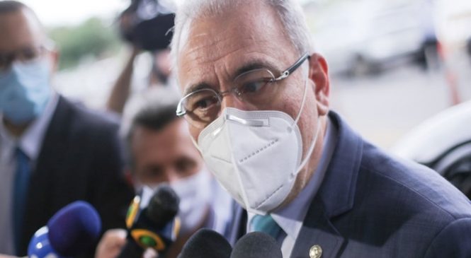 Novo ministro da Saúde pede que população use máscara e lave as mãos