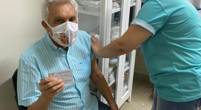 João Maia recebe primeira dose da vacina contra Covid-19