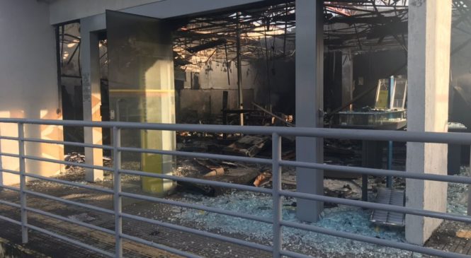 Bandidos explodem caixas de banco e fogem após troca de tiros com a PM na Grande Natal