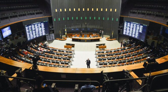 Câmara pode votar PEC da Transição nesta terça (20)