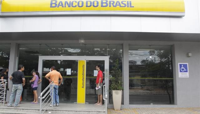 Assaltantes furtam armas e arrombam cofres de agência bancária em Natal