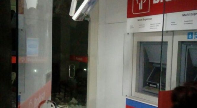 Quadrilha explode caixas de dois bancos, queima carro e saqueia lojas no Seridó potiguar