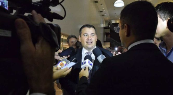 Constrangido Beto Rosado é diplomado aos gritos de golpista