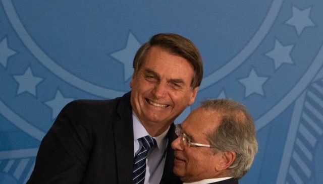 Bolsonaro veta PL que prioriza mulher chefe de família no auxílio em dobro