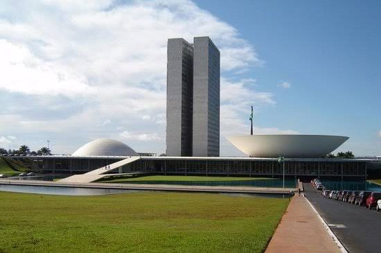 Mais de mil prefeitos protestam contra extinção de municípios em Brasília
