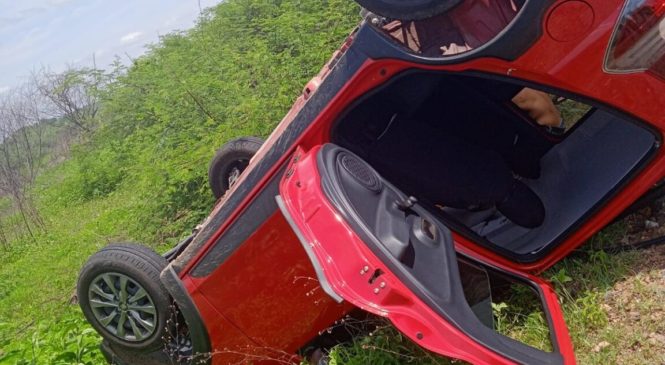 URGENTE: Carro capota e vereadora fica ferida entre Tenente Ananias e Alexandria (RN)