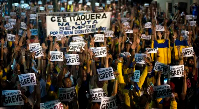 Funcionários dos Correios entram em greve