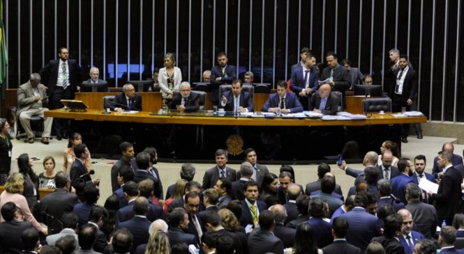 Eduardo Bolsonaro e Rodrigo Maia engrossaram placar a favor da pauta-bomba