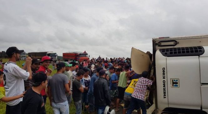 Viva o Povo Brasileiro – Carga com 27 toneladas de carne é saqueada após carreta tombar no Paraná