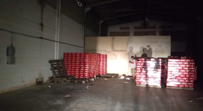 PM apreende cargas roubadas de pneus, cervejas e refrigerantes dentro de galpão na Grande Natal