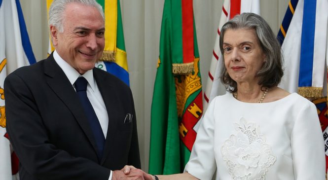 Temer passa a presidência para Cármen Lúcia antes de embarcar para o Peru