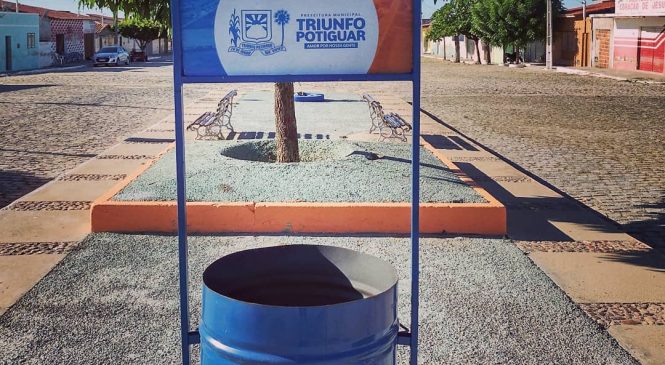 Prefeita de Triunfo Potiguar comemora a instalação de lixeiras nas praças da cidade