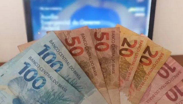 Devolução do auxílio emergencial dobra após operações prenderem fraudadores