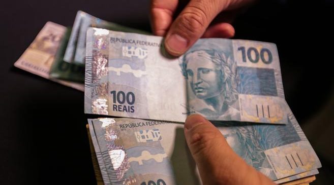 Só falta dinheiro para os professores:  Governo sanciona aumento para conselheiros do TCE, defensores e procuradores; salários superam R$ 40 mil