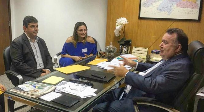 Dr. Bernardo Amorim recebe relatório da UERN e se compromete em lutar pelo fortalecimento da instituição.