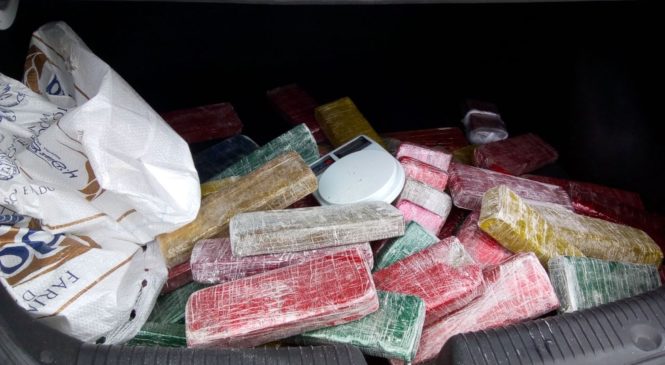Polícia apreende dezenas de tabletes de maconha em carro roubado na grande Natal