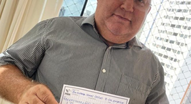 Dr. Bernardo pousa no ninho tucano e assina ficha de filiação no PSDB