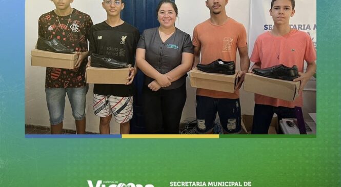 Prefeitura de Viçosa realiza a entrega de sapatos para integrantes de banda de música