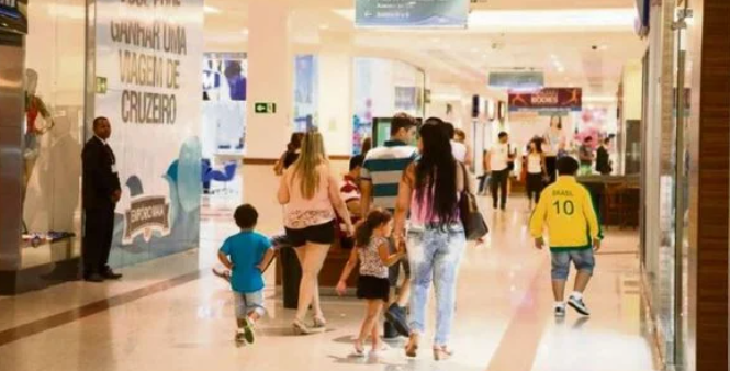 Homem é flagrado filmando partes íntimas de criança em shopping de Natal