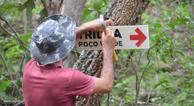 Secretaria de Esporte e Turismo de Água Nova instala placas em pontos turísticos do município