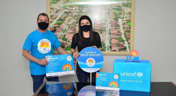 O prefeito Jessé Freitas e a articuladora Municipal do Selo UNICEF, Eliana Gonçalo, receberam neste dia (16), em Riacho de Santana/RN, o certificado e o troféu referentes à conquista da edição 2017/2020