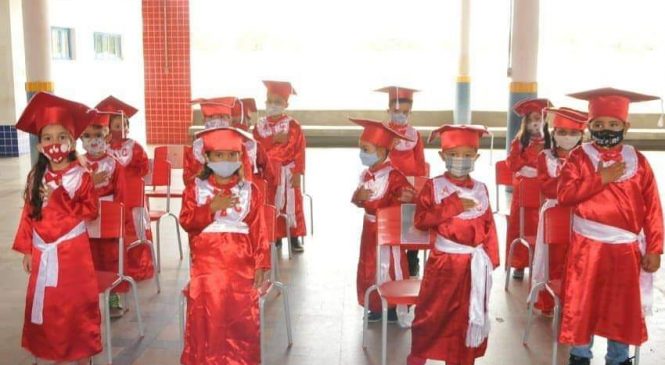 Em uma linda cerimônia, a Prefeitura de Antônio Martins/RN, através da Secretaria Municipal de Educação, juntamente com os professores do Ensino Infantil, promoveram nesta semana a diplomação dos Doutores do ABC