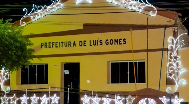 A Prefeitura Municipal de Luís Gomes/RN, realizou a ornamentação de vários espaços públicos