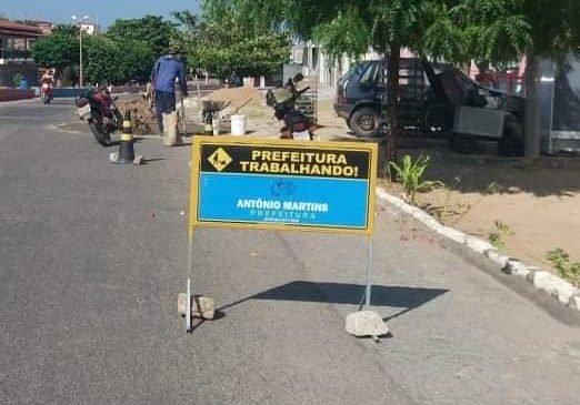 Em Antônio Martins/RN, a Prefeitura Municipal adquire placas de sinalização que serve para identificação de obras executadas em trechos urbanos