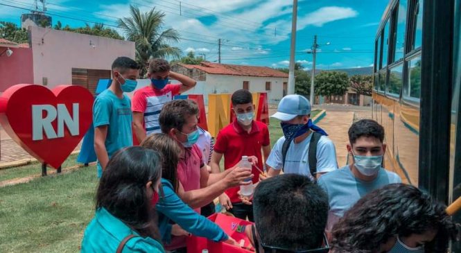 Em Água Nova/RN, a gestão municipal entrega kits com água, chocolate e mensagens motivacionais para os estudantes que prestaram o ENEM 2020 na cidade de Pau dos Ferros/RN