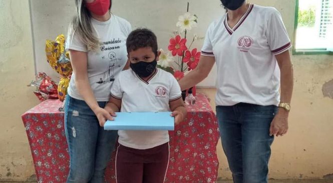 Unidade de ensino Joaquim Delfino, em ODB, realizou durante esta semana passada, a entrega dos ovos de páscoa e dos livros didáticos