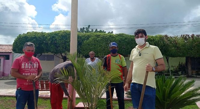 No Dia da Terra, prefeito Jorge Fernandes acompanha projeto de revitalização da Praça Boa Esperança em Antônio Martins/RN