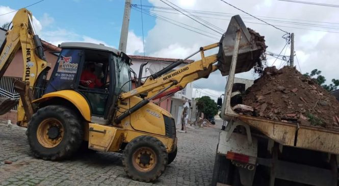 Prefeitura de Antônio Martins/RN, realiza limpeza e manutenção em todas as praças do município