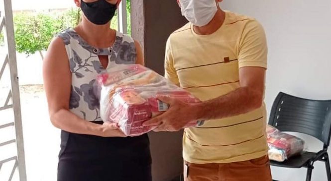 Secretaria Municipal de Educação de Riacho de Santana/RN, realizou nesses dias 11 e 12 de maio a entrega dos kits de alimentação escolar