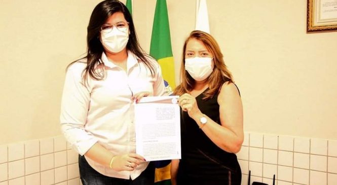 Prefeita Marianna Almeida assinou um termo de convênio/parceria com a instituição de ensino superior Faculdade Evolução Alto Oeste Potiguar (FACEP), representada pela sua diretora Profa. Mestra Genisa Raulino, objetivando a prerrogativa de bolsas para os servidores e dependentes públicos do município