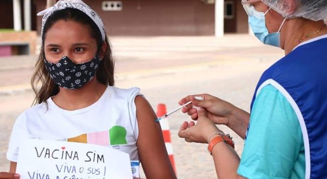 Na tarde desta terça-feira (29), a Secretaria Municipal de Saúde (SESAU) realizou o “IV Drive Thru da Educação” no município de Pau dos Ferros, com a aplicação da Primeira Dose (D1) da vacina contra à COVID-19