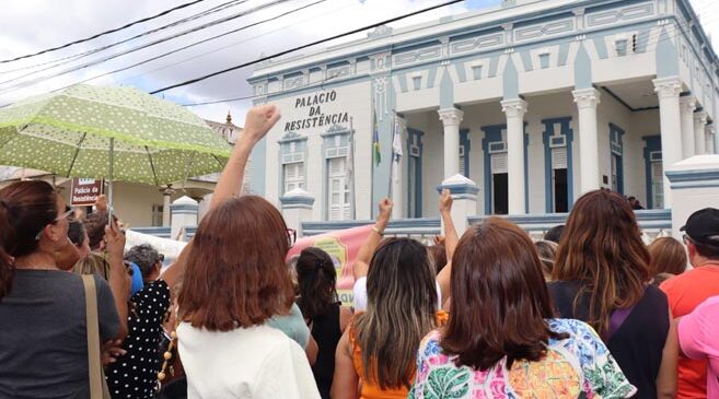 Prefeito nega implantação do novo piso salarial; professores decidem continuar greve