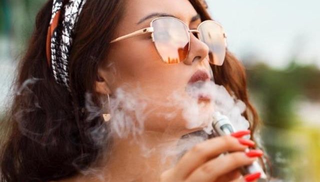 ‘É como fumar 20 cigarros por dia’: os riscos dos cigarros eletrônicos que viraram ‘moda’ entre jovens e adolescentes