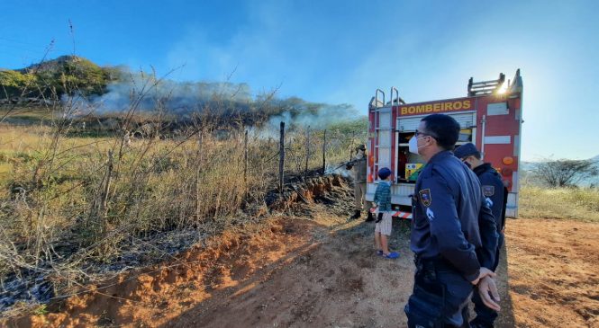 Corpo de bombeiros é acionado para combater focos de incêndio no Encanto