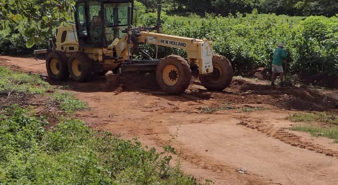 A prefeita Jéssica Amorim encaminhou o pedido e o trabalho não para:  Homens e máquinas estão cuidando dos acessos em todo município de Almino Afonso/RN