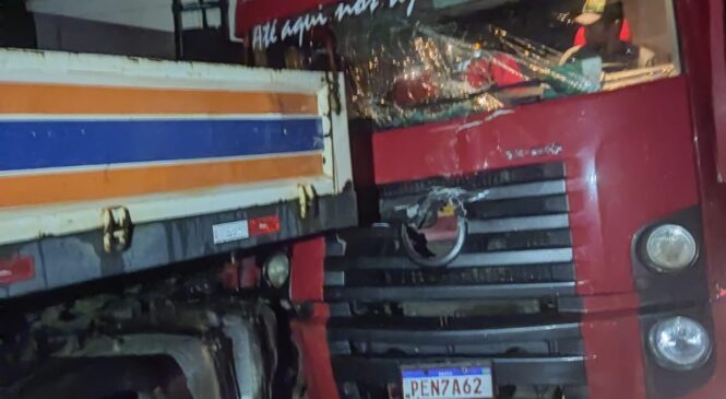Acidente entre carreta e caminhão interdita a BR 405, em São Francisco do Oeste.