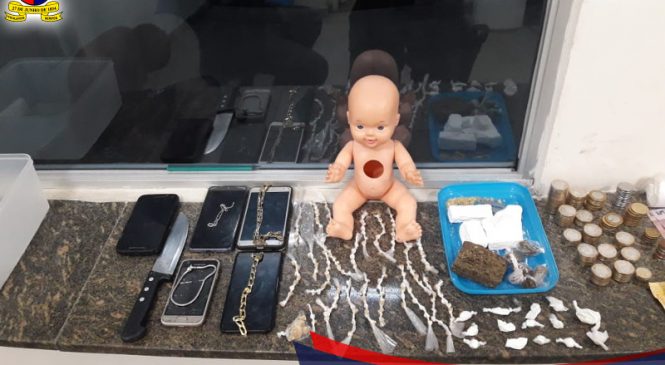 PM encontra drogas escondidas dentro de boneca e prende dois em Natal