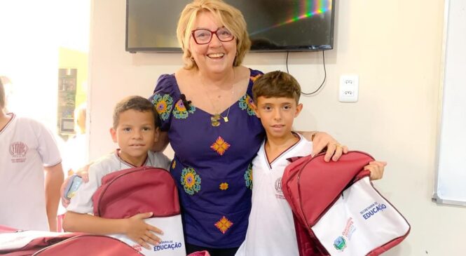 Em Olho D’água do Borges, a gestão realiza a entrega de mochilas escolares para a rede municipal de ensino