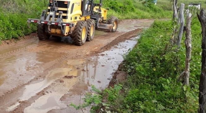 Prefeitura de Olho D’água do Borges continua recuperando estrada vicinais