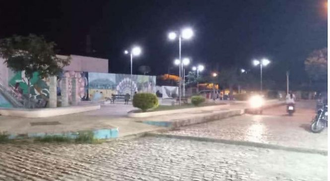 Em Água Nova/RN, a Prefeitura realiza a reposição de lâmpadas e reatores da iluminação pública do município