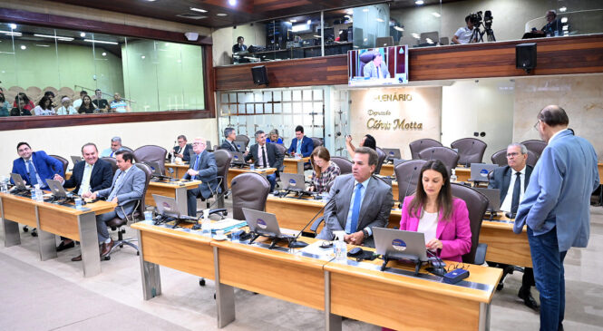 Deputados aprovam reajuste do magistério estadual e mais nove projetos