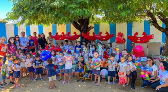 Prefeitura de Água Nova entrega brinquedos para as creches do município