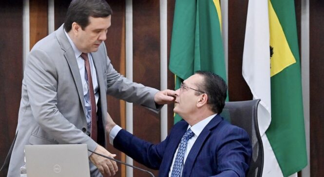 Galeno Torquato participa da última sessão plenária em 2023 e aprova projeto de lei orçamentária anual.