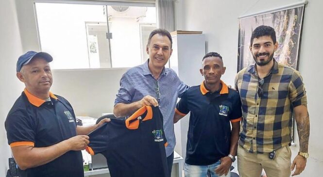 Prefeito Zé Augusto distribui novos uniformes aos vigias municipais