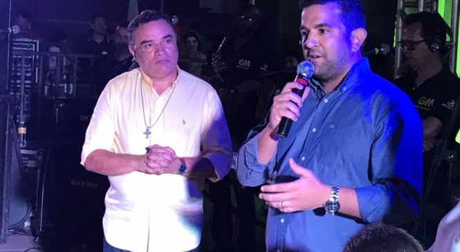 Durante show do Padre Nunes, o prefeito Dr. Thales promete trazer o Padre Reginaldo Manzotti.